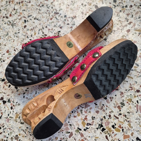 Vintage 60s Red Tiki Carved Heel Sandals 5 - Picture 4 of 10